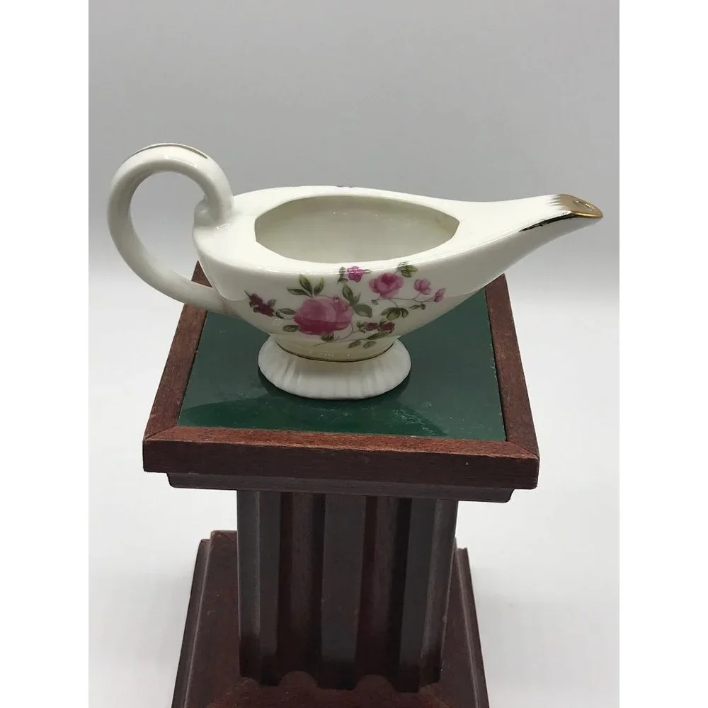 Vintage made in Japan small porcelain gravy/sauce boat.
